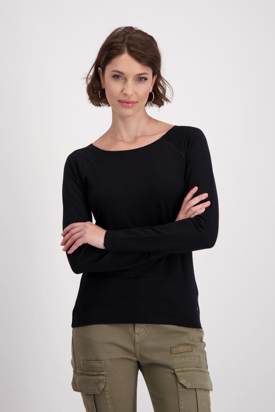 Chandail basique noir à manches longues raglan, coupe légèrement cintrée, idéal pour un look moderne et confortable.
