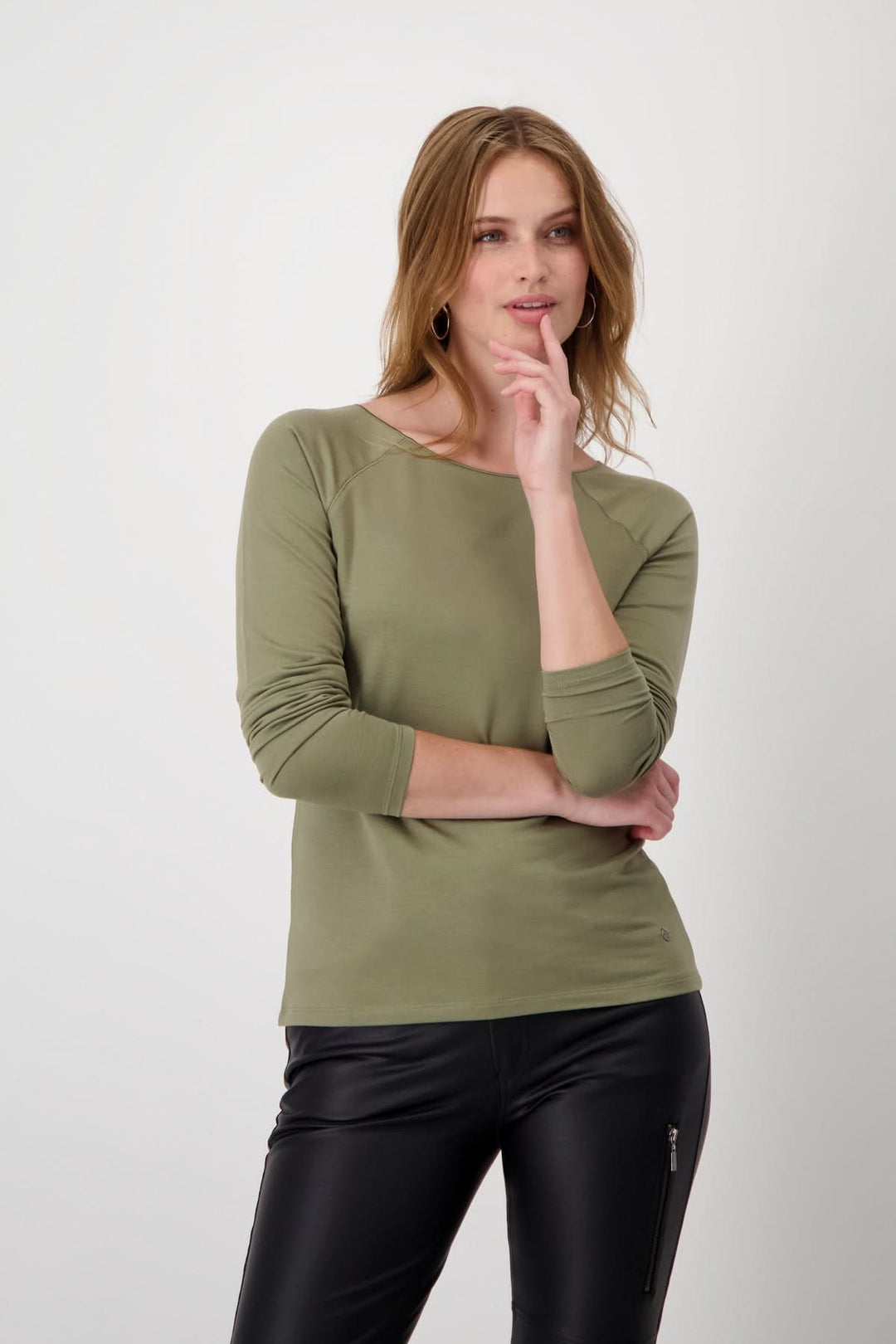 Chandail basique olive à manches longues raglan, coupe légèrement cintrée, style moderne, confort et élégance.