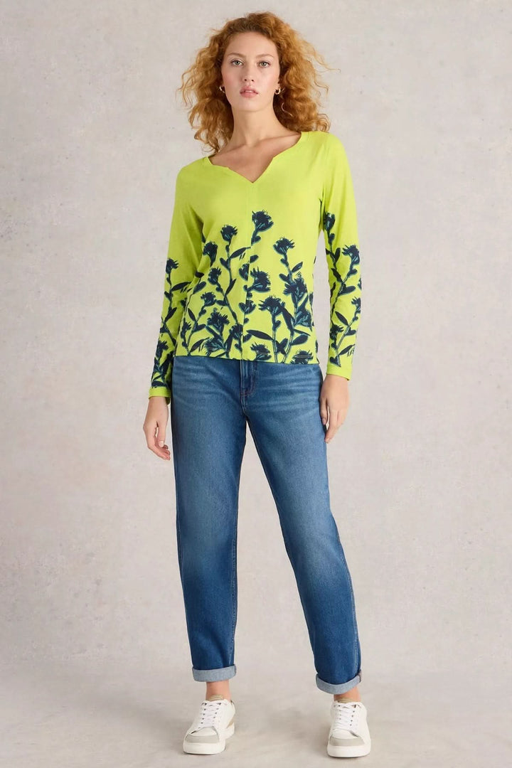 Chandail à col cranté Nelly, élégant avec imprimé floral, porté avec un jean décontracté.