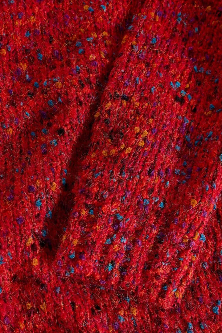 Texture chinée du chandail col en V rouge, confortable et moderne, pour un look décontracté avec chaleur et caractère.