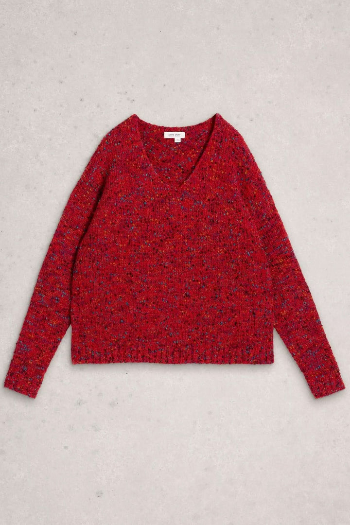 Chandail col en V en maille chinée rouge avec texture décontractée, idéal pour un look confortable et moderne, à porter superposé.