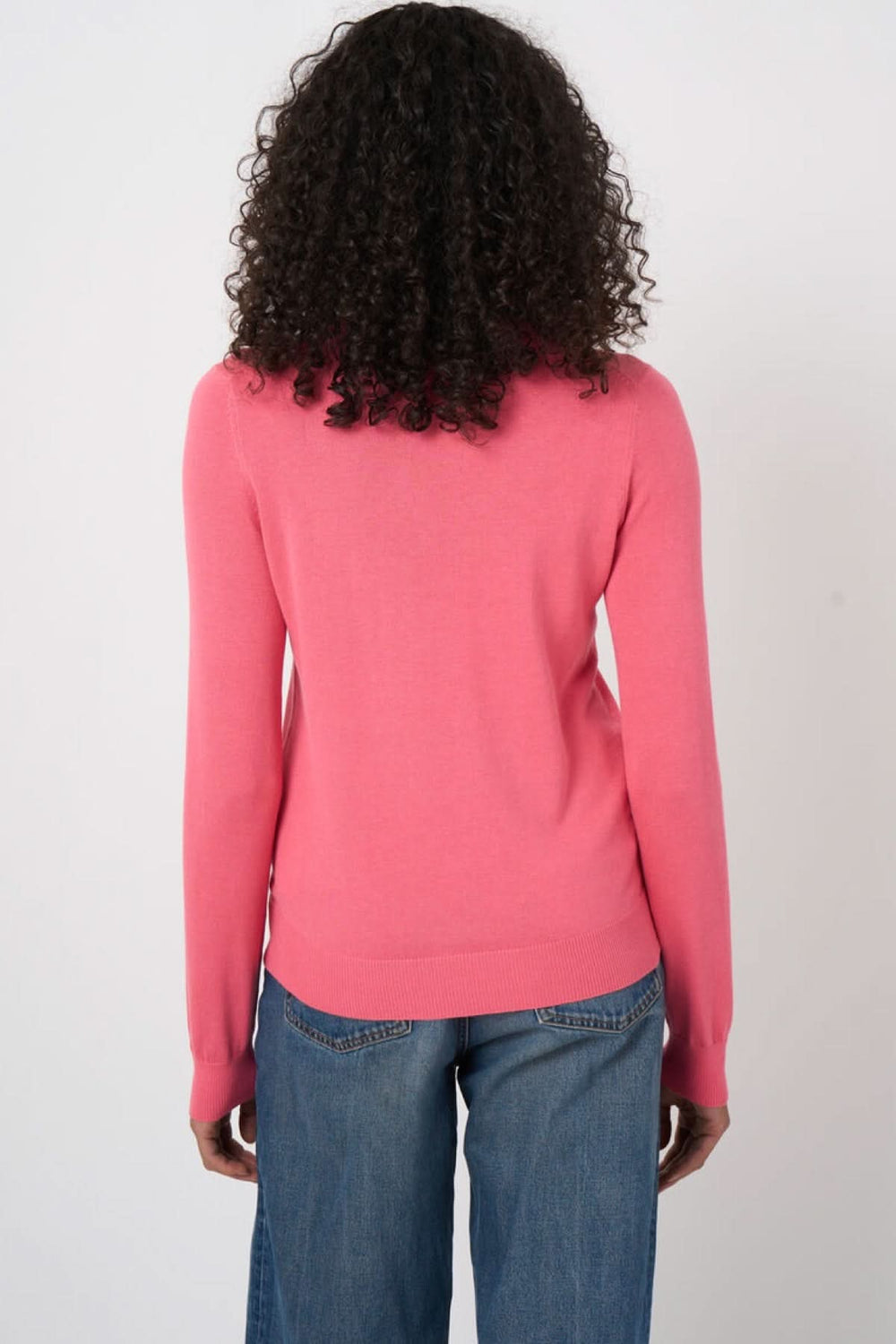 Chandail col en V manches longues rose porté par une femme vue de dos, conçu pour un confort optimal et un style polyvalent.