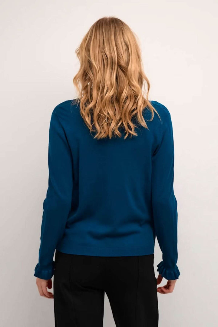 Vue arrière du chandail à col montant bleu avec détails ajourés élégants, porté par un mannequin. Style chic et polyvalent.