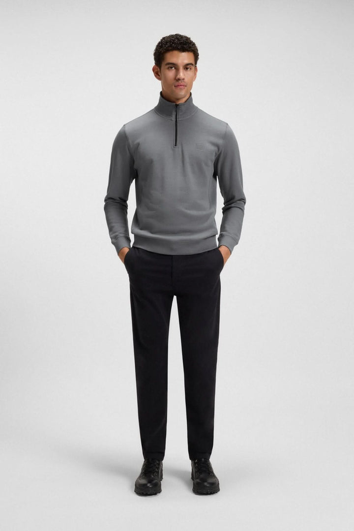 Homme portant un chandail à col montant zippé en coton Terry gris, manches longues, coupe régulière, sur fond gris neutre.