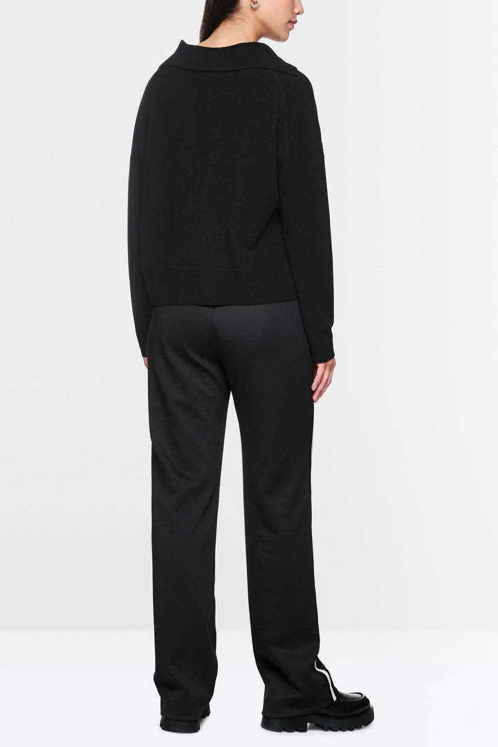 Chandail col ouvert noir avec coupe droite décontractée et poches plaquées, parfait pour un look chic et moderne.