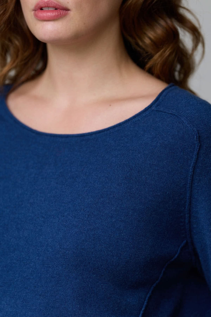 Chandail à col rond bleu foncé, maille fine luxueuse, pour un style féminin et élégant.