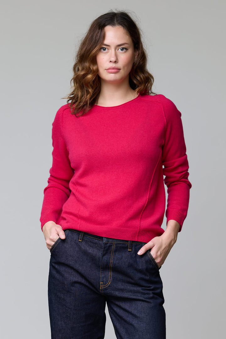 Chandail à col rond en maille fine rouge, coupe classique, doux au toucher, confort et élégance.