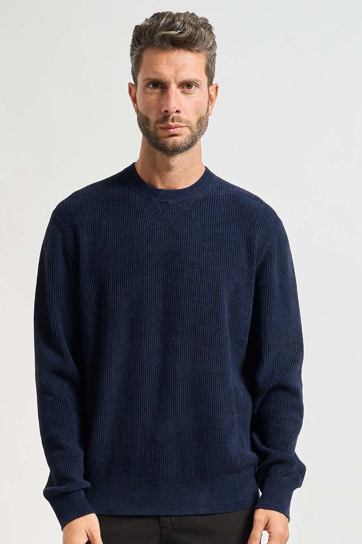 Homme portant un chandail à col rond côtelé effet velours P-Horso bleu, coupe régulière et confortable, style moderne et polyvalent.