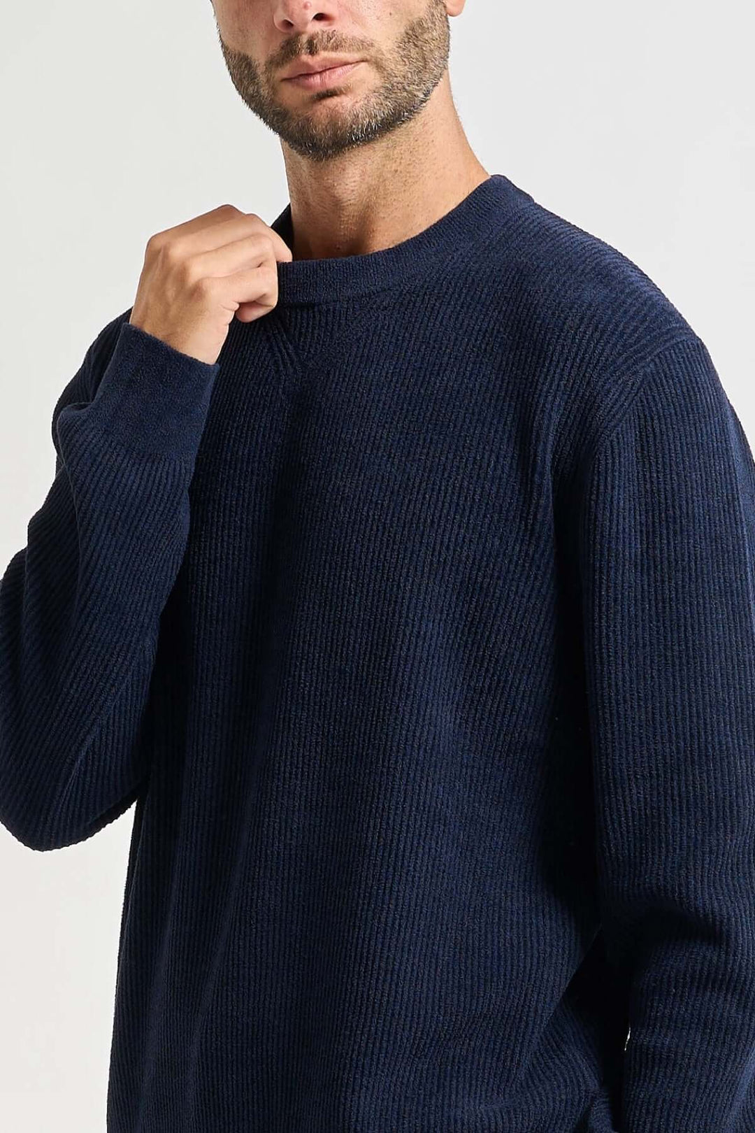 Homme portant un Chandail à col rond côtelé effet velours P-Horso bleu foncé, coupe régulière et texture élégante.