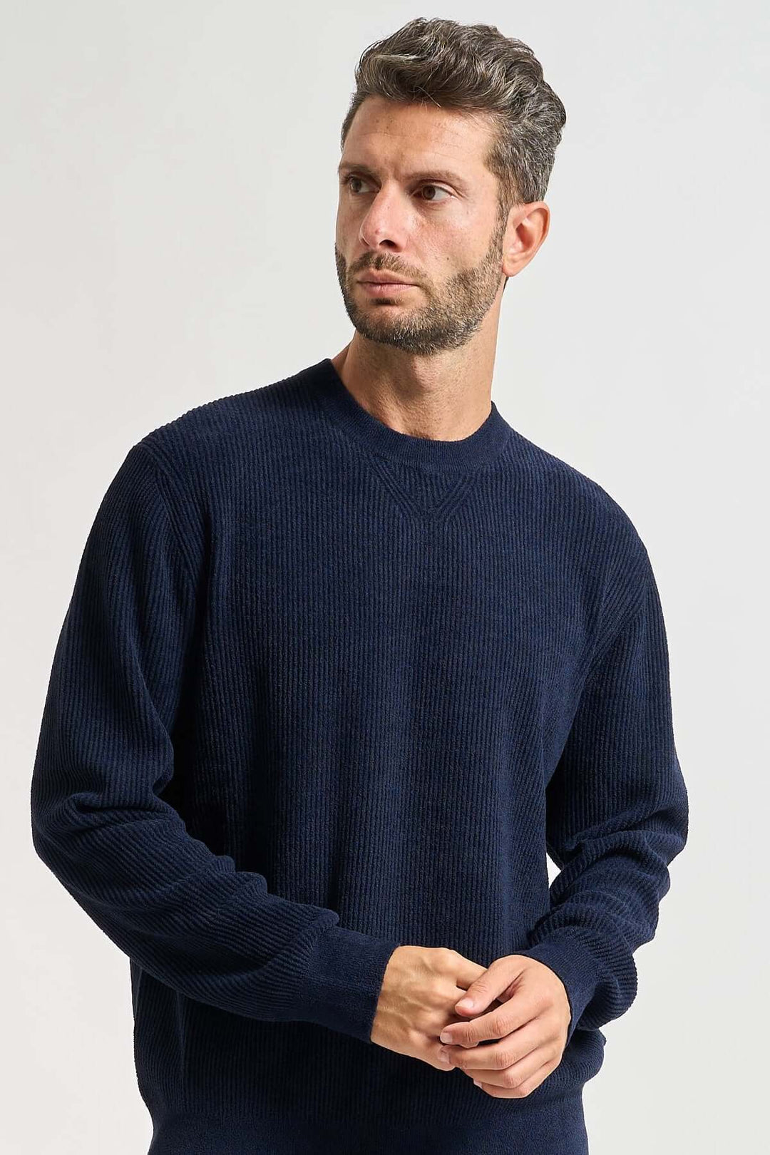 Homme portant un Chandail à col rond côtelé effet velours P-Horso, bleu marine, style moderne et élégant, pour un look polyvalent.