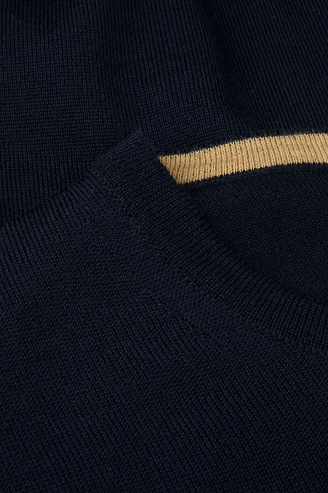 Chandail col rond en laine mérinos avec coudes contrastants bleu foncé, détail de la texture fine et coudière intégrée.