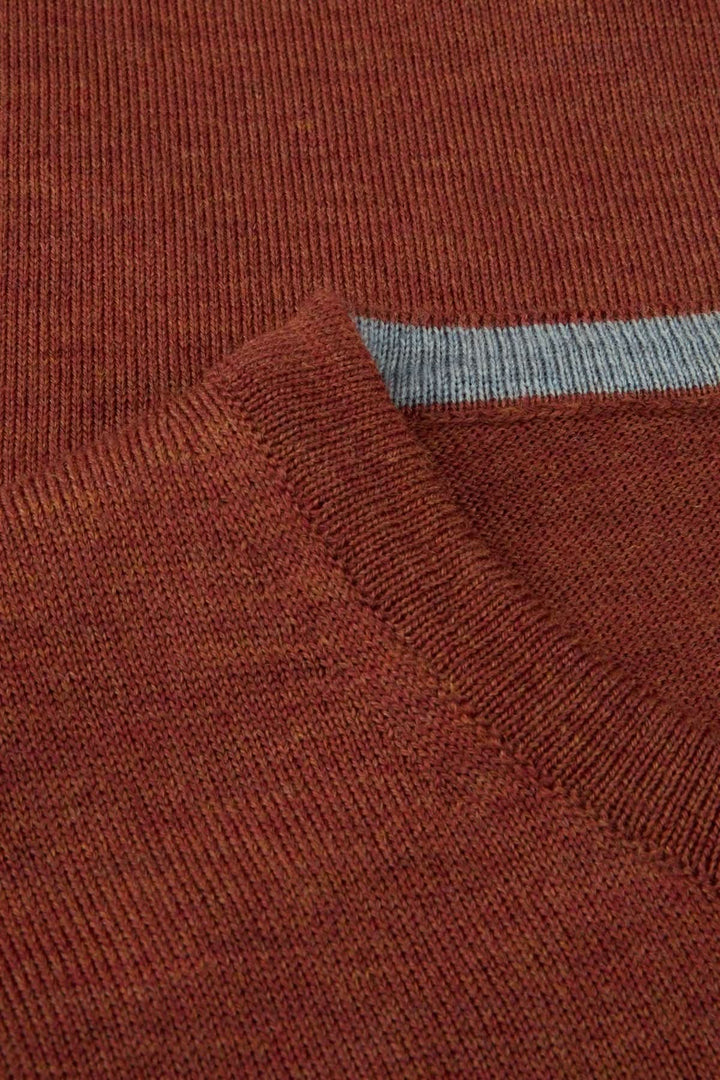 Chandail col rond en laine mérinos avec coudes contrastants, texture en maille fine et détails côtelés.