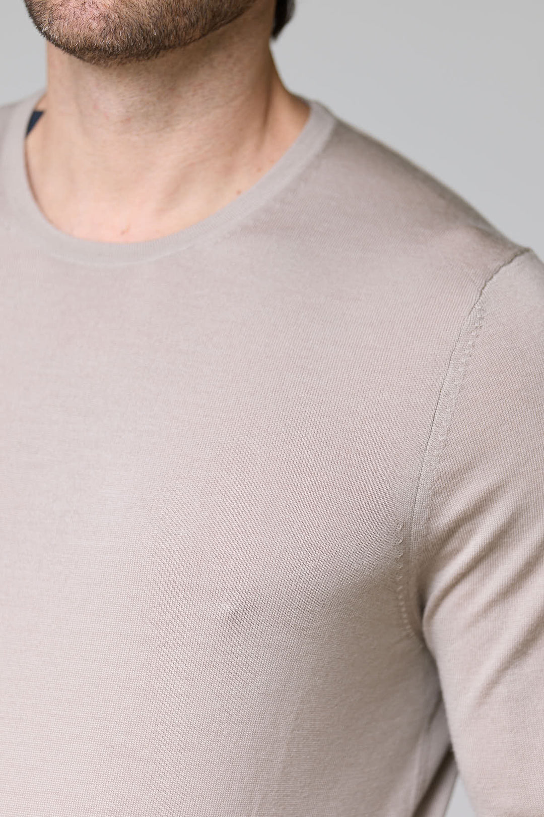 Chandail col rond en tricot fin en maille douce, légèrement ajusté, couleur beige clair, parfait pour un look élégant et raffiné.