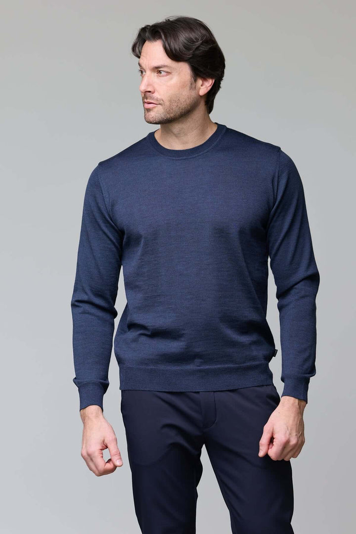 Homme portant un chandail col roulé en laine mérinos bleu foncé, élégance moderne