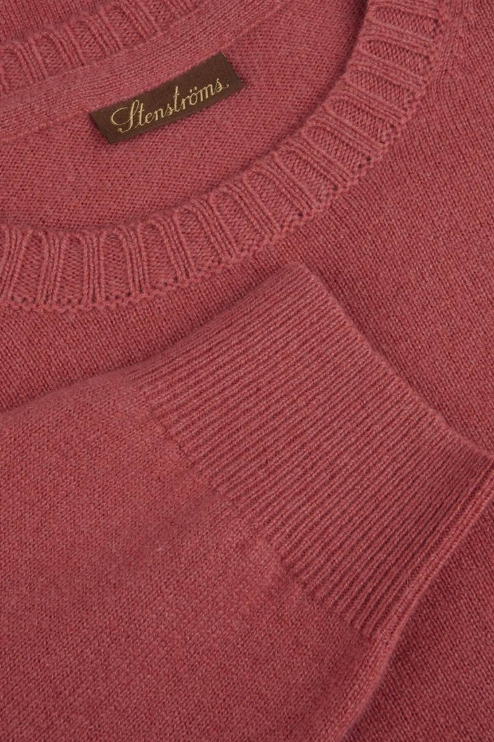 Chandail de cachemire Stenströms en rose, avec col ras du cou et bordures côtelées, 100% cachemire.