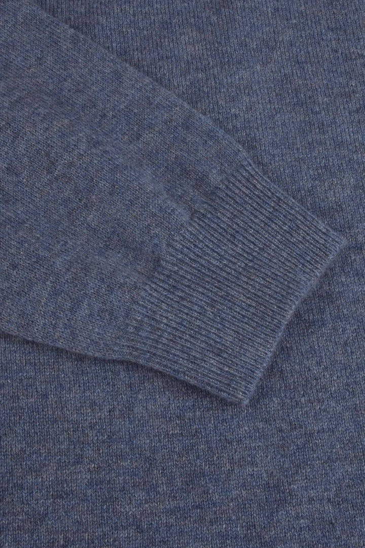 Détail du chandail de cachemire Stenströms en bleu, montrant une manche avec bordures côtelées.