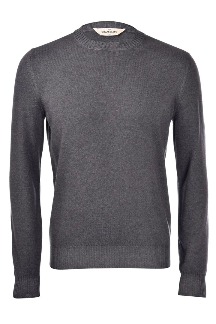 Pull en tricot fin gris avec col rond, parfait pour un style décontracté et élégant dans la garde-robe masculine.