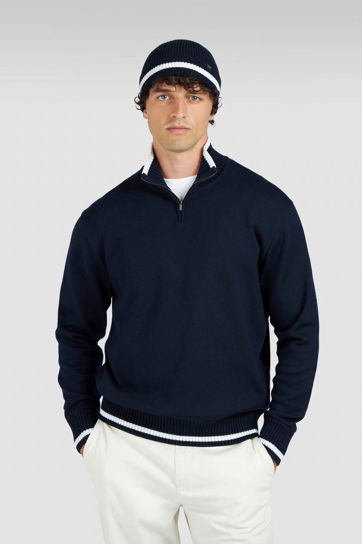 Homme portant un chandail à demi-fermeture bleu marine, style sportif raffiné pour tenues de week-end et looks décontractés-chics.