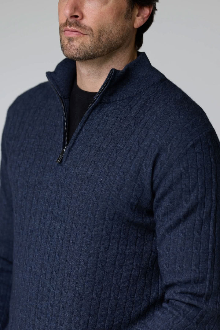 Chandail à demi-glissière torsadé en laine gris avec motif torsadé et col montant élégant en tricot chaud et texturé.