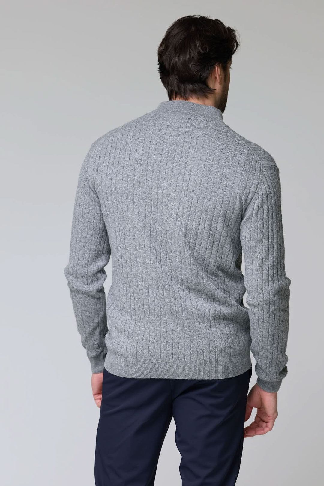 Chandail à demi-glissière torsadé en laine gris vu de dos, motif torsadé élégant, confortable pour les journées froides.