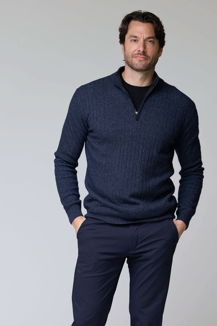 Chandail à demi-glissière torsadé en laine bleu marine pour homme, élégant et chaud, idéal pour les journées fraîches.