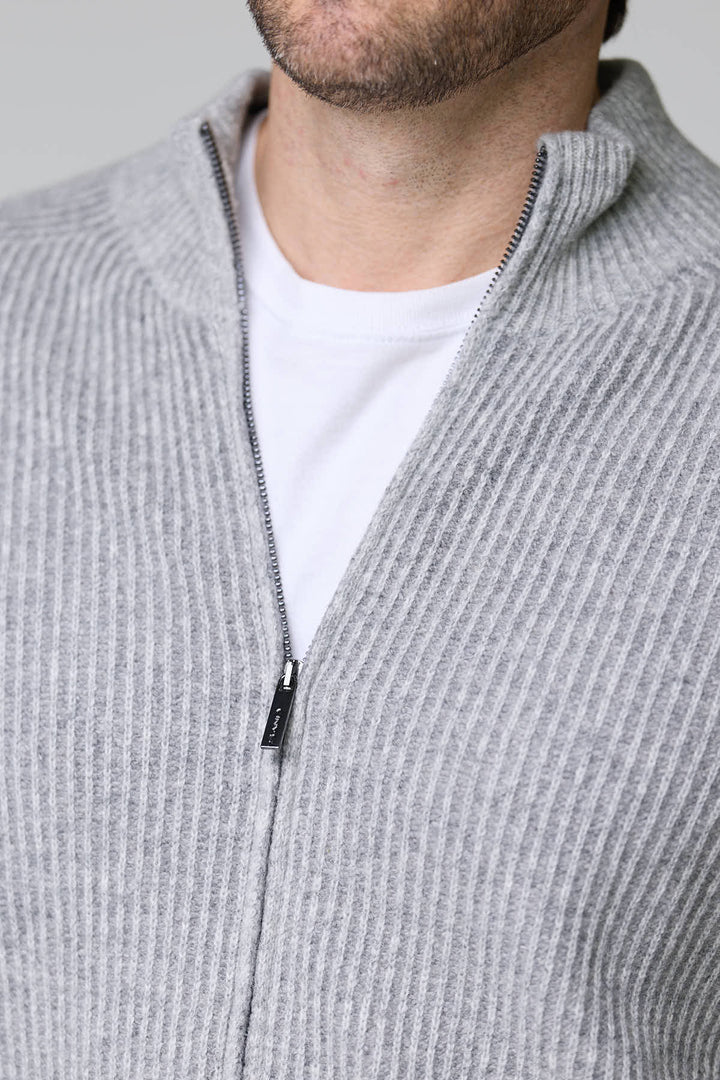 Homme portant un Chandail à demi-glissière torsadé en laine mérinos gris, col montant avec fermeture éclair, style élégant et moderne.