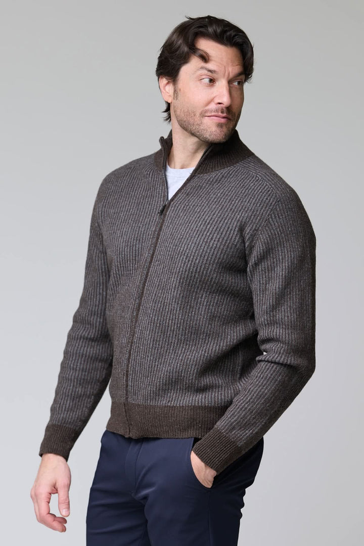 Homme portant un chandail à demi-glissière torsadé en laine mérinos avec motif élégant et col montant.
