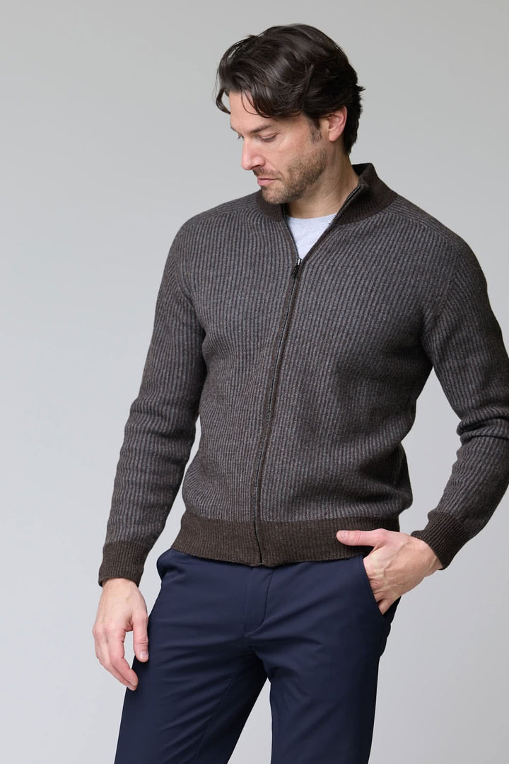 Chandail à demi-glissière torsadé en laine mérinos, homme portant un pull élégant avec col montant, parfait pour un look raffiné.