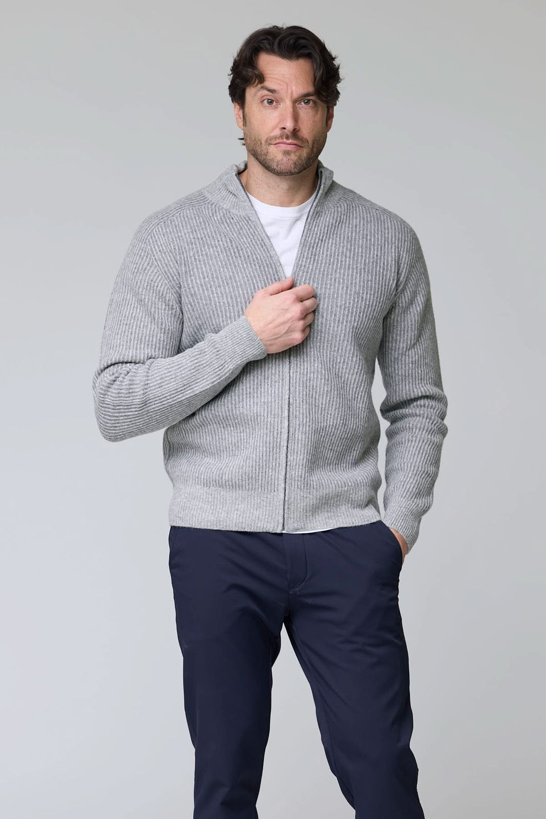 Homme portant un chandail à demi-glissière torsadé en laine mérinos gris avec motif tricoté élégant et col montant.