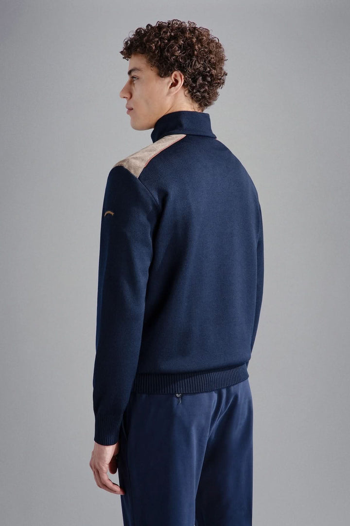 Chandail demi-zip en laine bleu marine avec empiècements en velours côtelé, vue arrière sur homme au style classique.