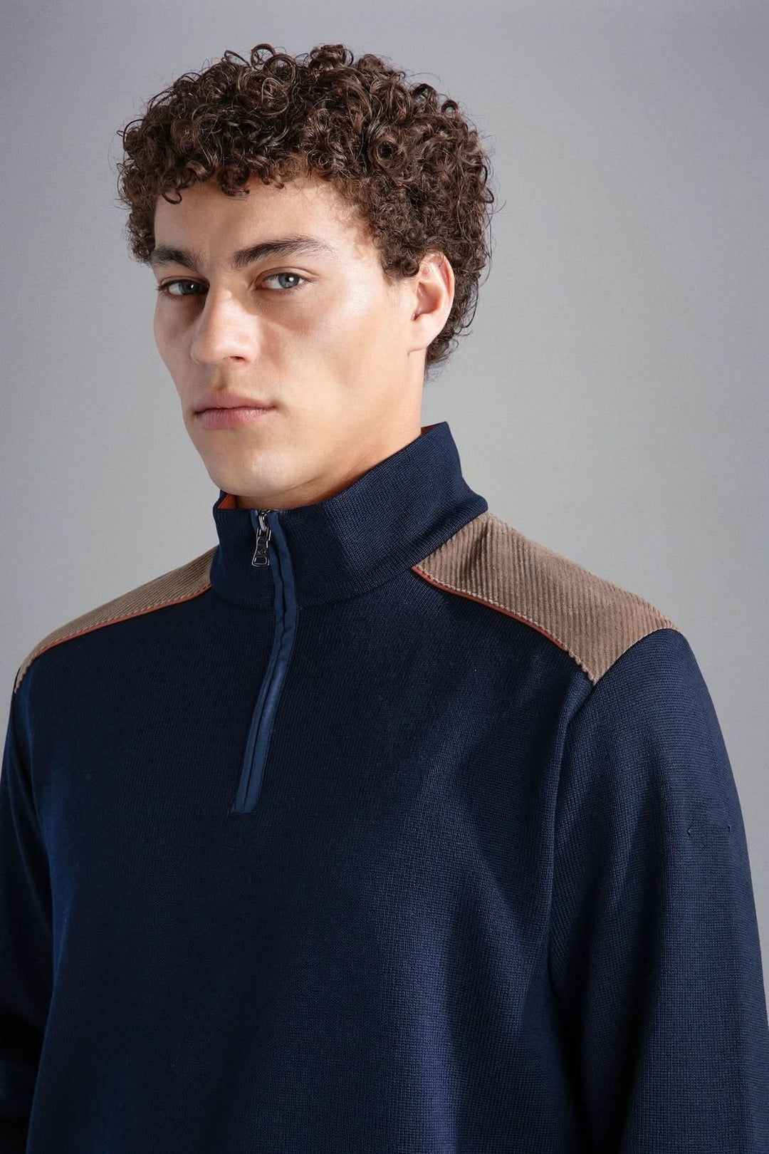 Chandail demi-zip en laine bleu marine avec empiècements en velours côtelé, style décontracté et ajustement parfait.