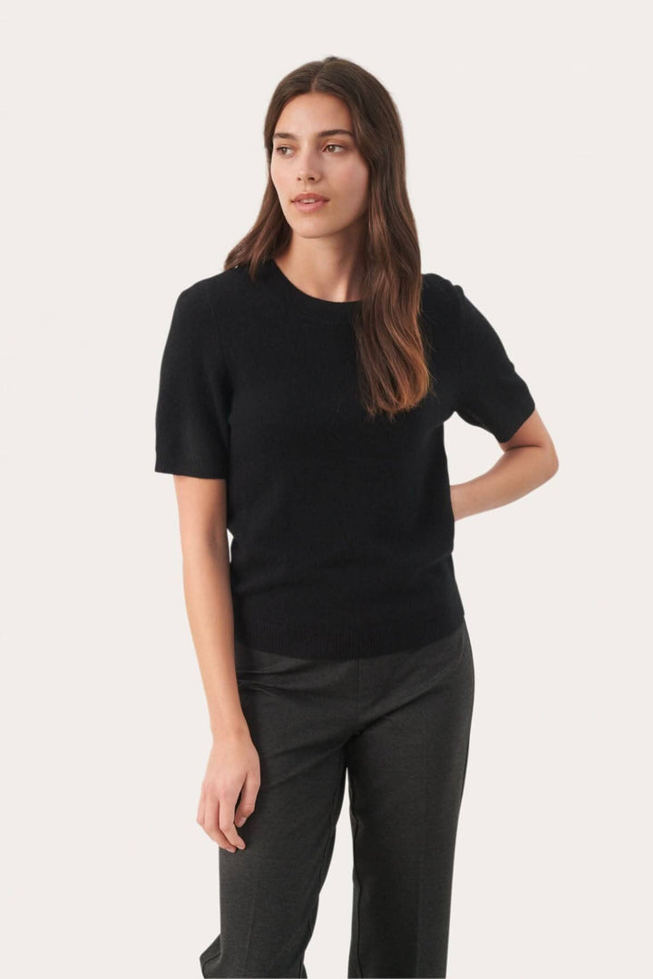 Chandail en cachemire noir à manches courtes, coupe classique et élégante pour un style moderne.