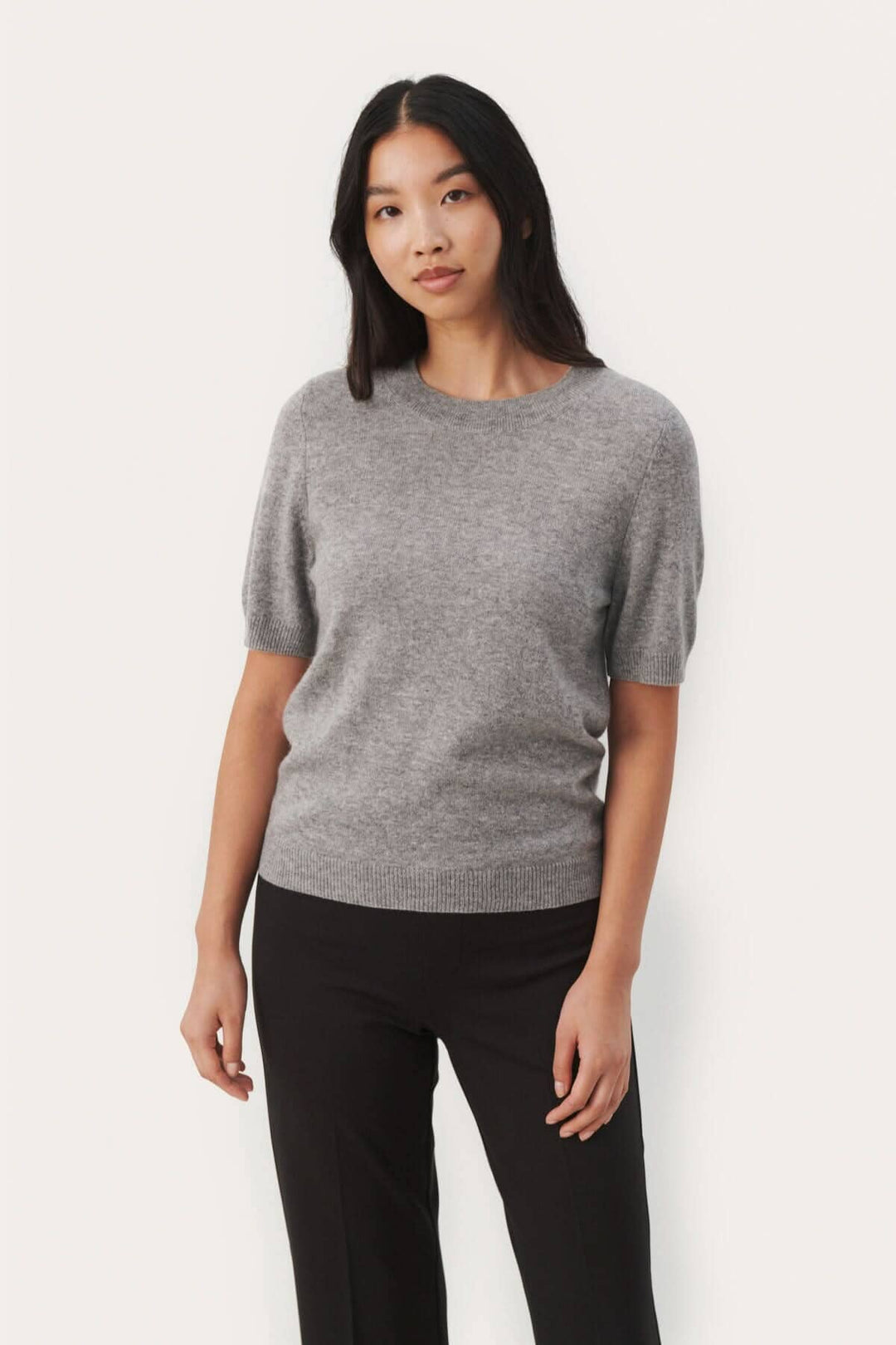 Chandail en cachemire Everlotta à manches courtes, couleur gris, style moderne et élégant.