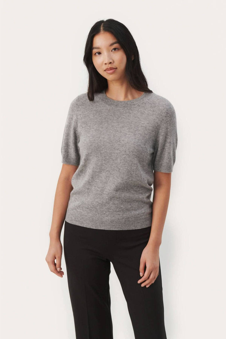 Chandail en cachemire Everlotta à manches courtes, couleur gris, style moderne et élégant.