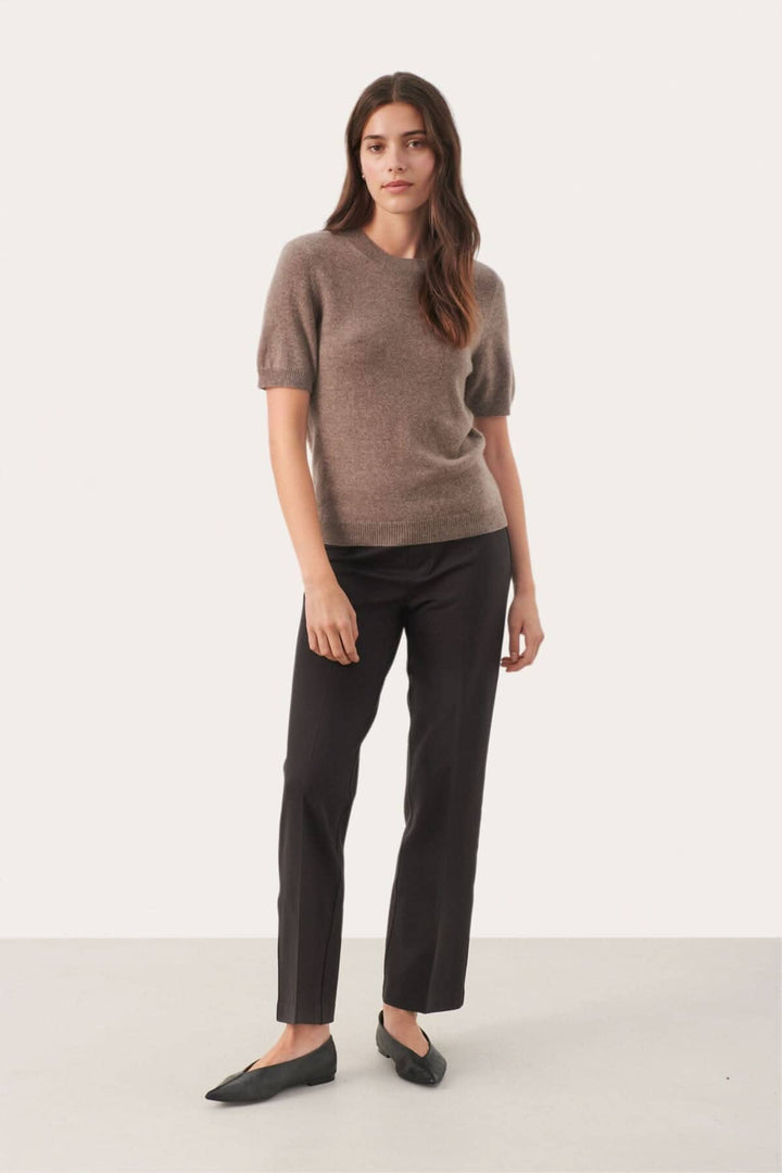 Chandail en cachemire Everlotta à manches courtes, avec un look élégant et moderne.
