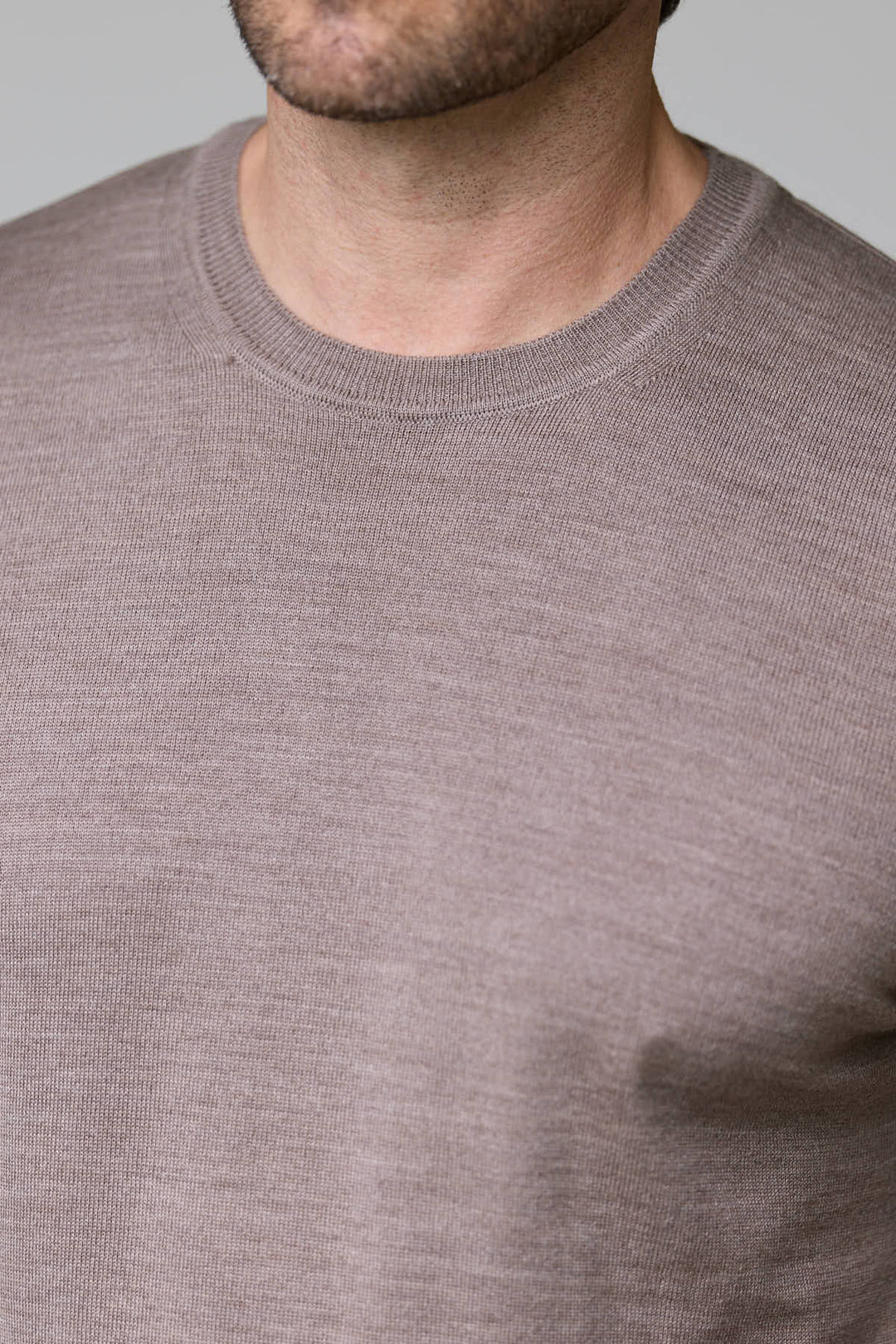 Chandail en laine mérinos fine à col rond raffiné, tricot ultrafin, parfait pour un look élégant et décontracté, coupe droite épurée.