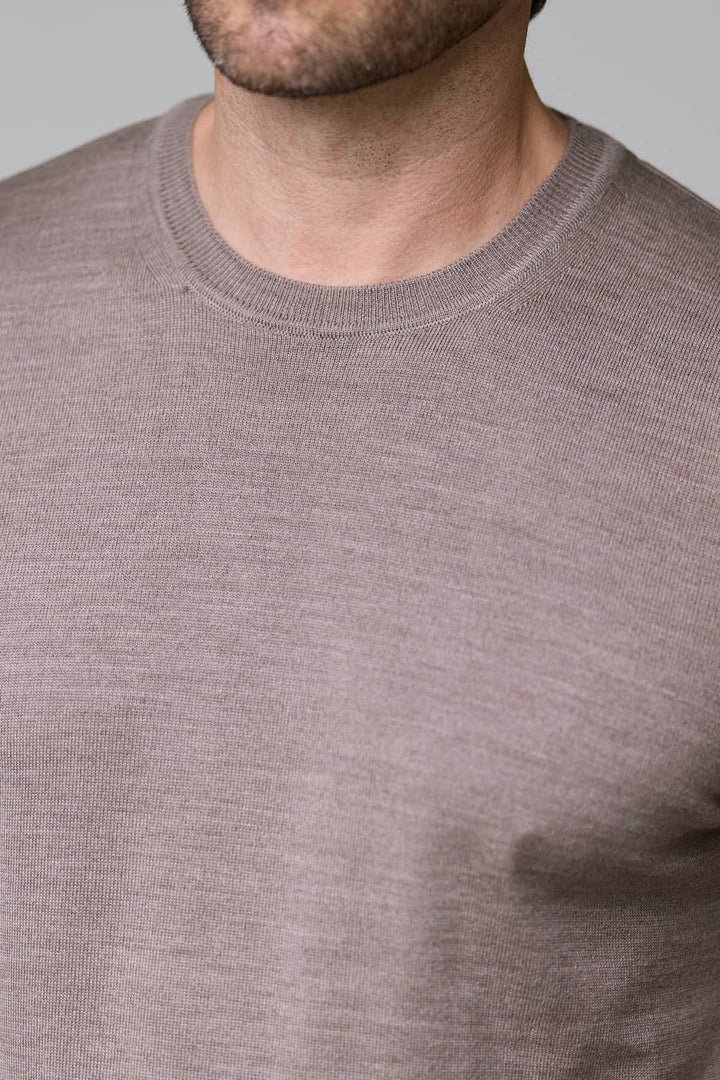 Chandail en laine mérinos fine à col rond raffiné, tricot ultrafin, parfait pour un look élégant et décontracté, coupe droite épurée.