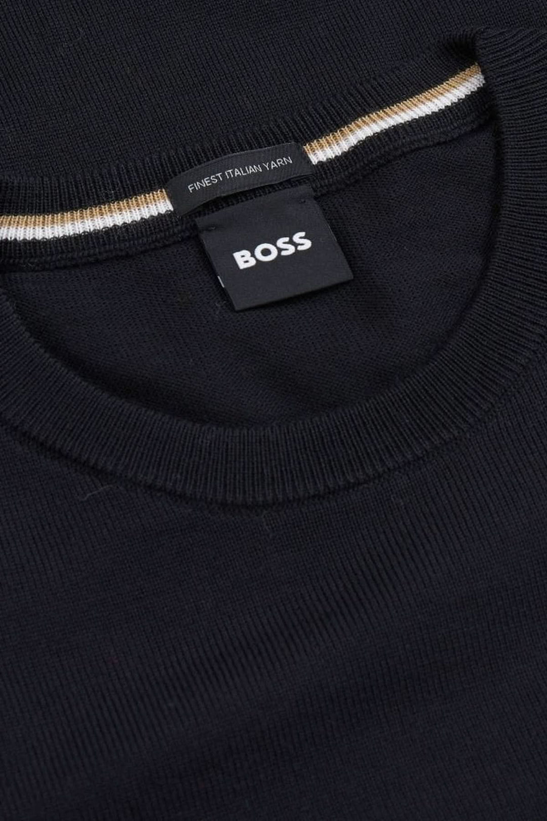 Chandail en laine vierge Botto avec col rond en tricot fin, étiquette BOSS visible, coupe régulière pour look élégant et moderne.