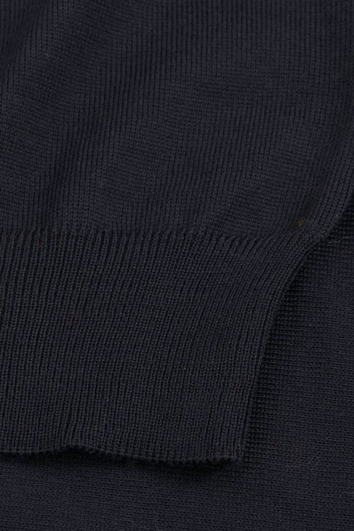 Chandail en laine vierge Botto en coton noir avec tricot fin et élégance moderne.