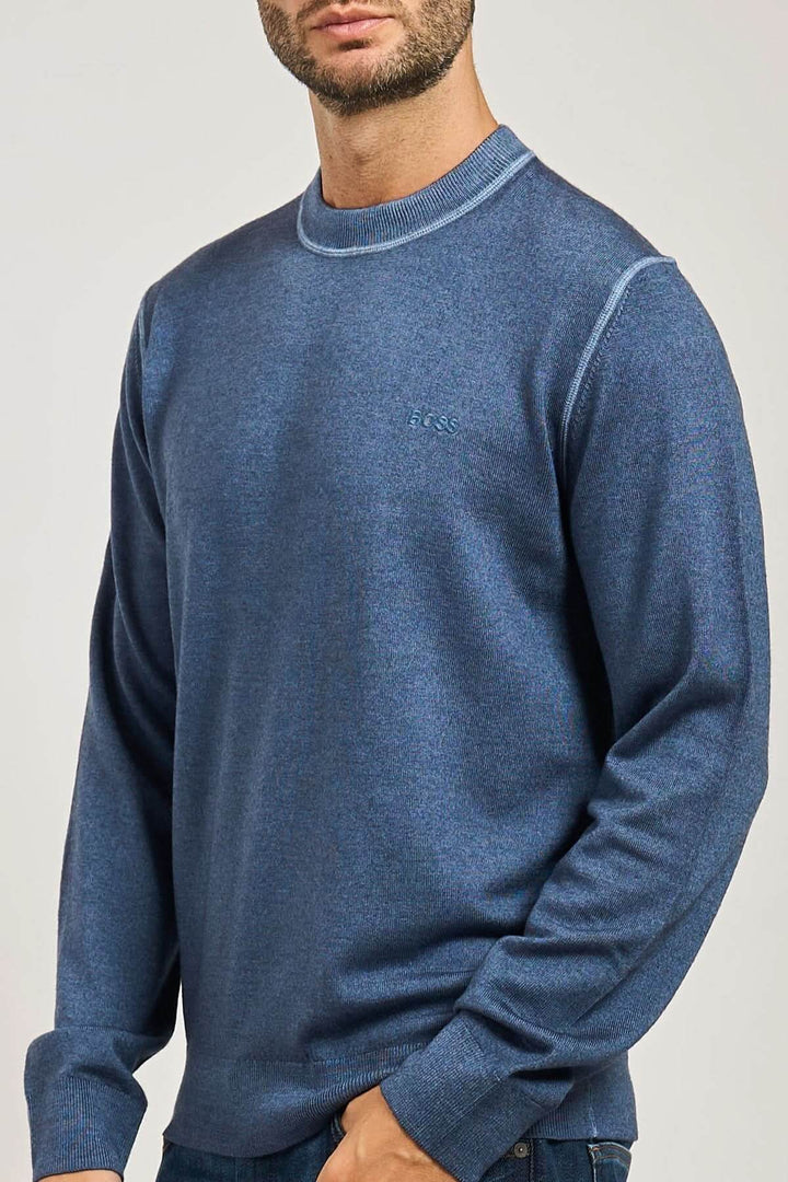 Chandail en laine vierge à col rond de la collection BOSS Orange, bleu, manches longues et finitions côtelées, porté par un homme.