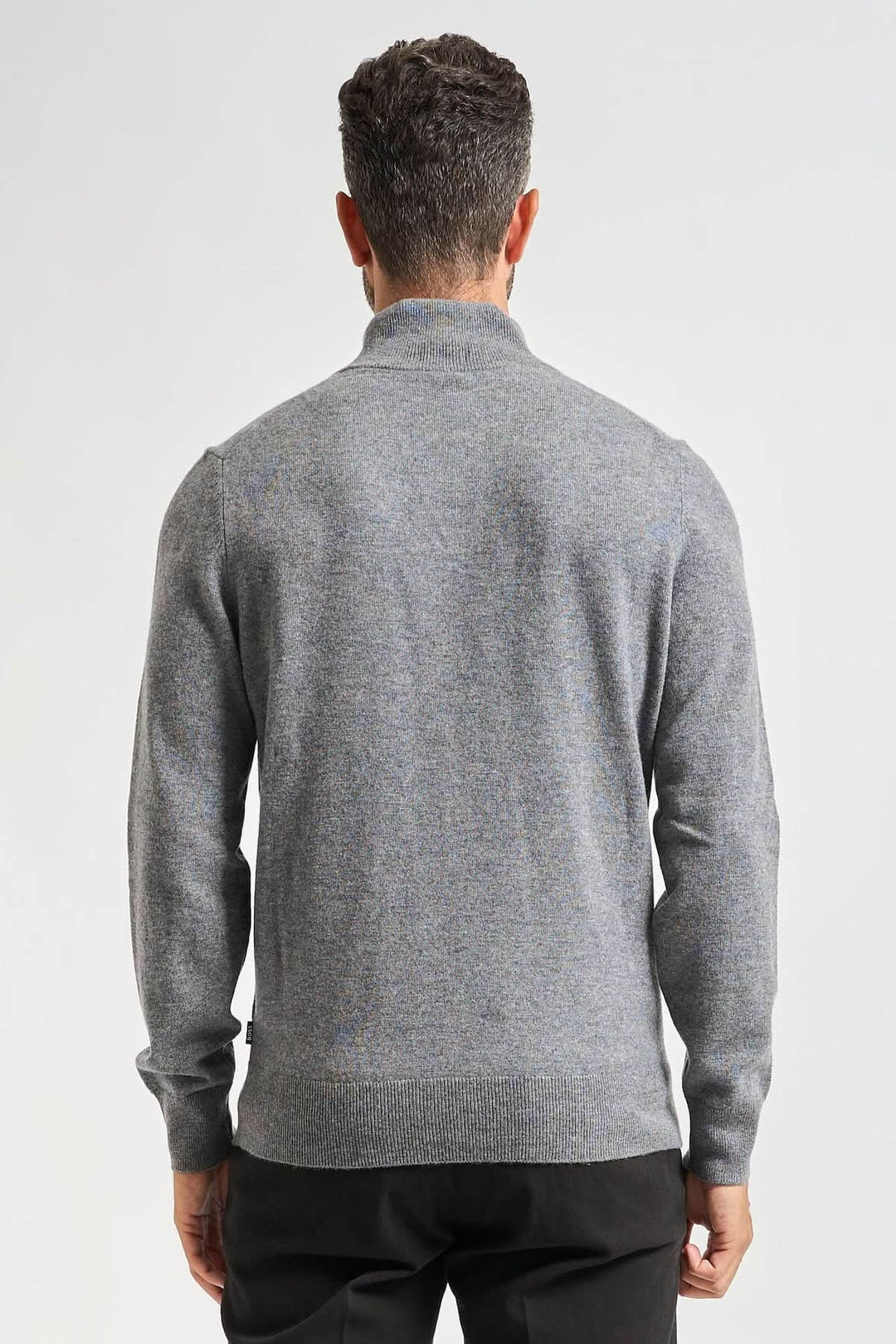 Vue arrière du chandail en laine vierge à col rond coupe ajustée, mettant en valeur le style slim fit et l&