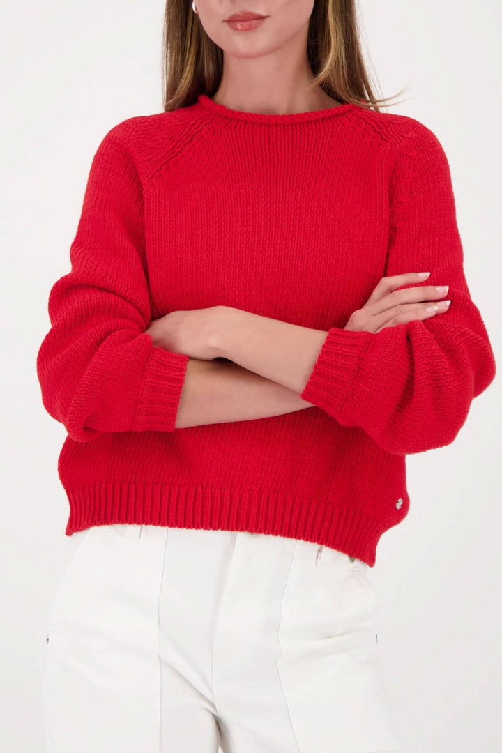 Chandail en maille col rond rouge avec coupe droite, porté par une personne, offre un look intemporel et polyvalent.