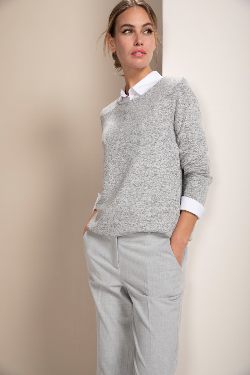Chandail en maille douce gris chiné porté par un mannequin, style quotidien et ajustement confortable avec cordon à l'ourlet.