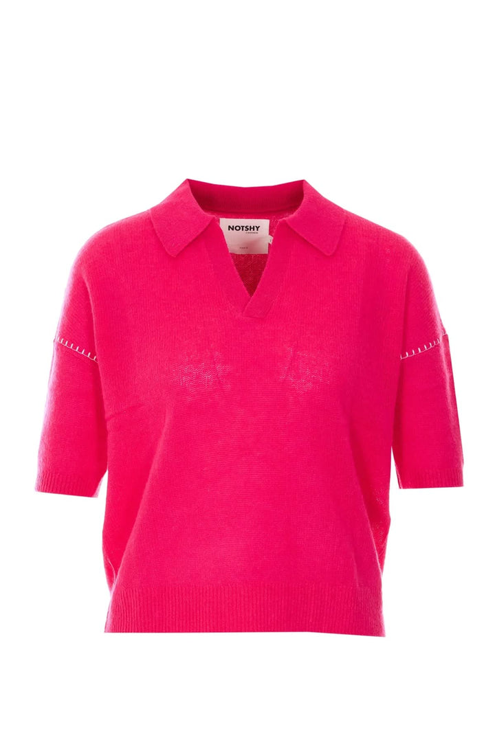 Chandail en maille fine rose avec col polo ouvert, manches courtes et coupe droite, idéal pour un look décontracté et élégant.