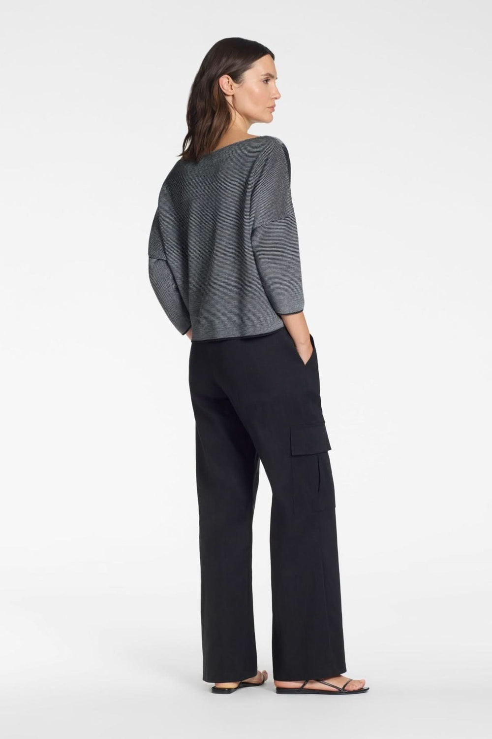 Femme portant un chandail en maille graphique manches 3/4, design chic et moderne, confortable pour un look quotidien.
