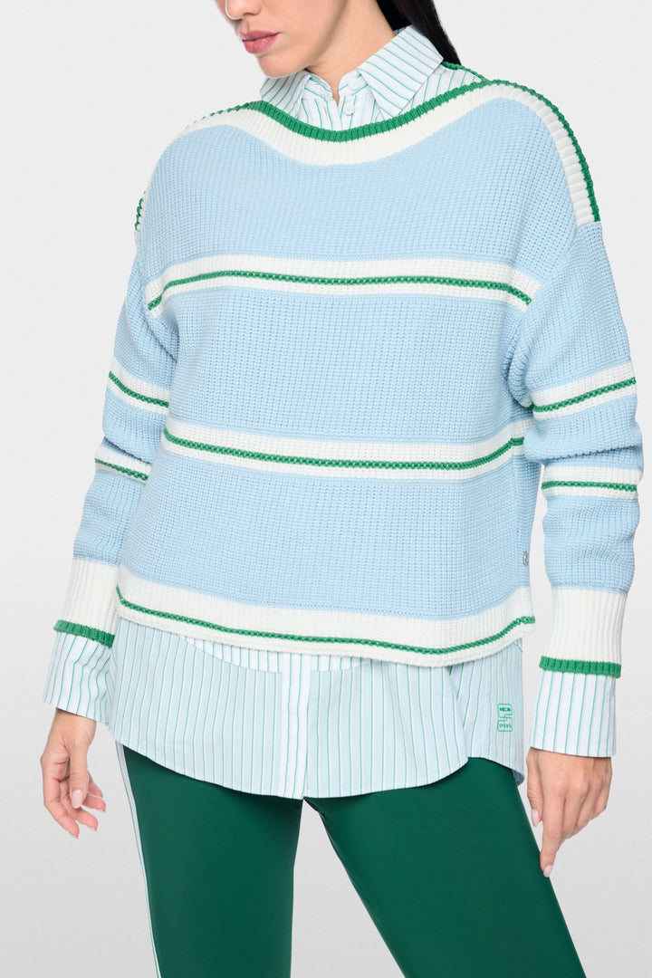 Chandail en maille rayée avec encolure ronde et manches longues, motif rayé graphique pour un look moderne et décontracté, porté par modèle.