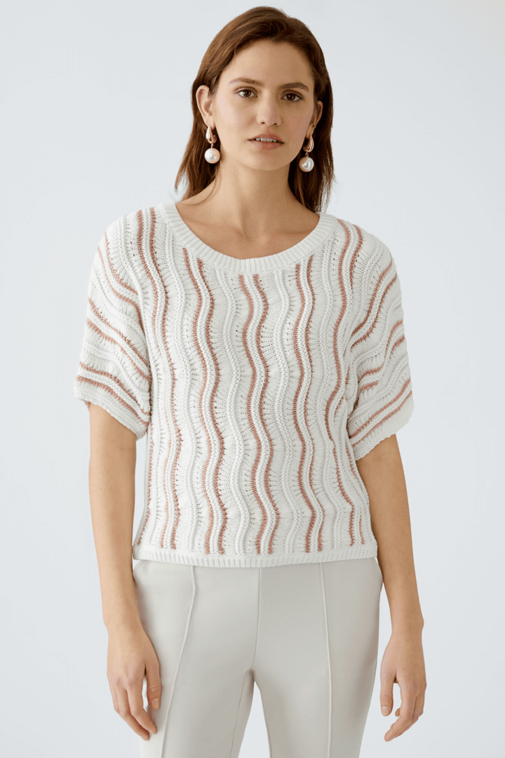Chandail en maille texturée avec motif ondulé, col rond et manches courtes pour un look estival décontracté.