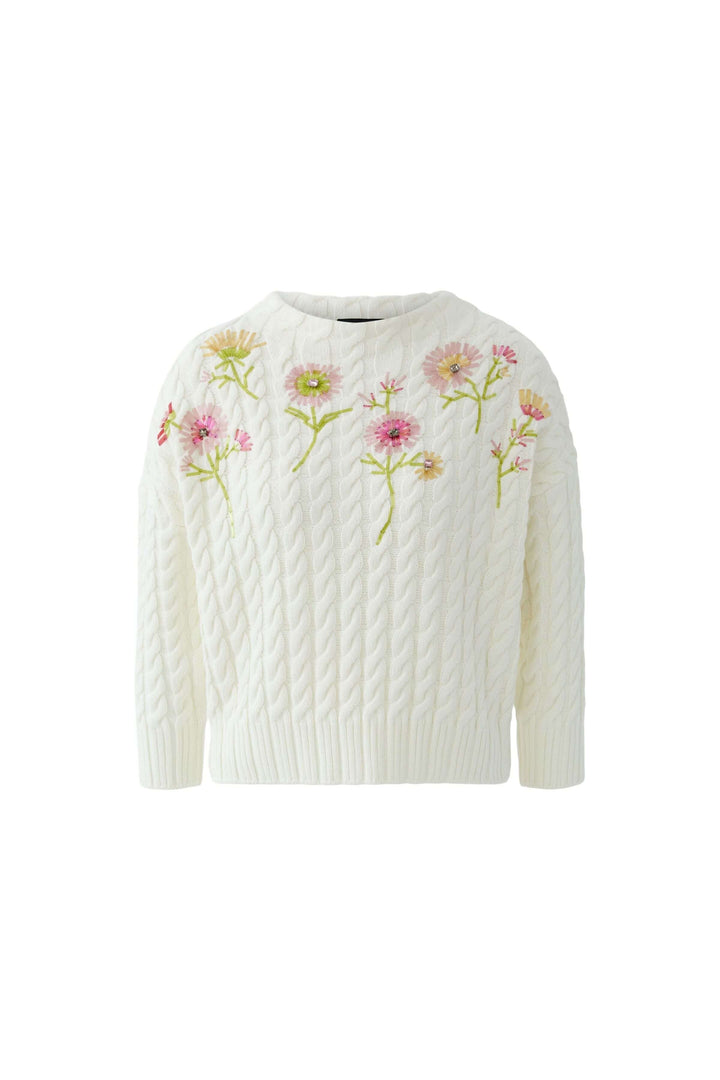 Chandail en maille torsadée avec broderies florales délicates, coupe droite et encolure ronde, idéal pour un look élégant et féminin.
