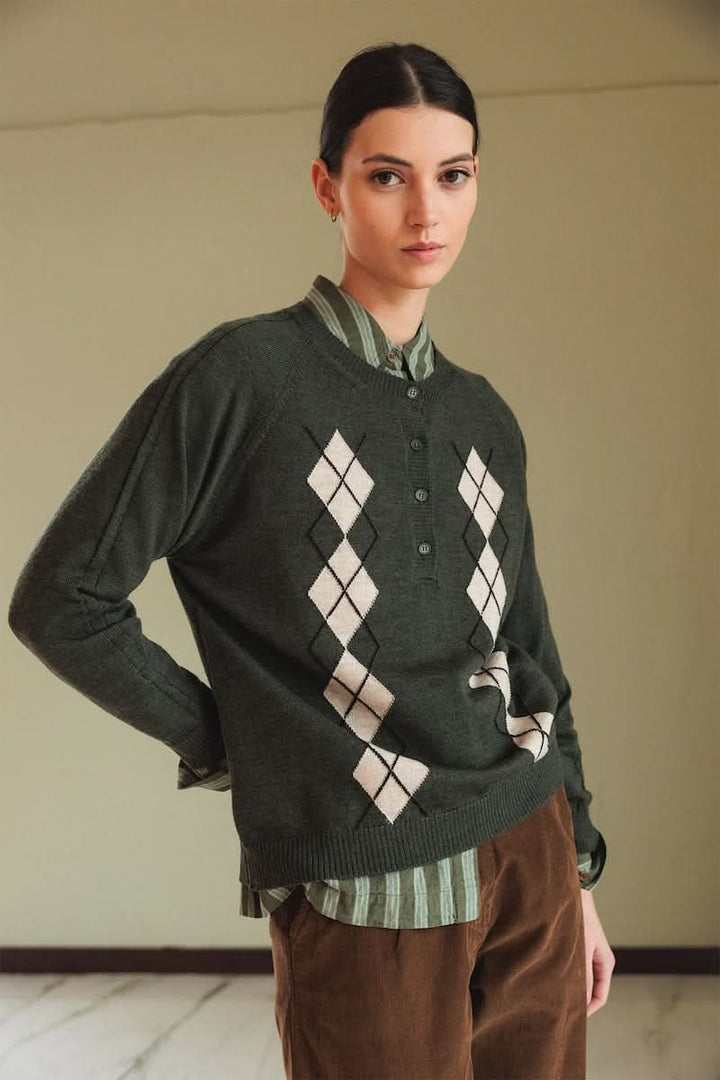 Chandail en mérinos avec motif argyle, col rond côtelé et patte de boutonnage, pour un style preppy-chic élégant. Décris moi le produit.