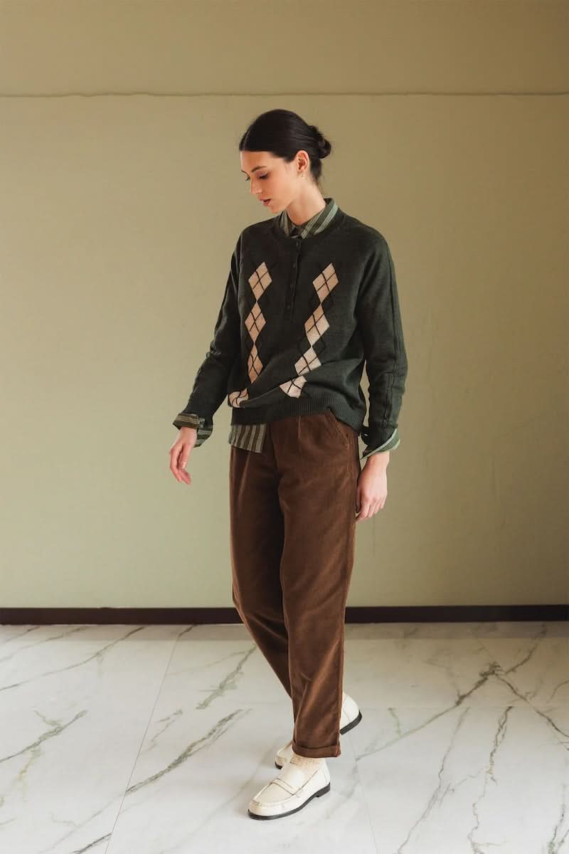Homme portant un chandail en mérinos au motif argyle moderne avec col rond côtelé, parfait pour un look preppy-chic ou décontracté.